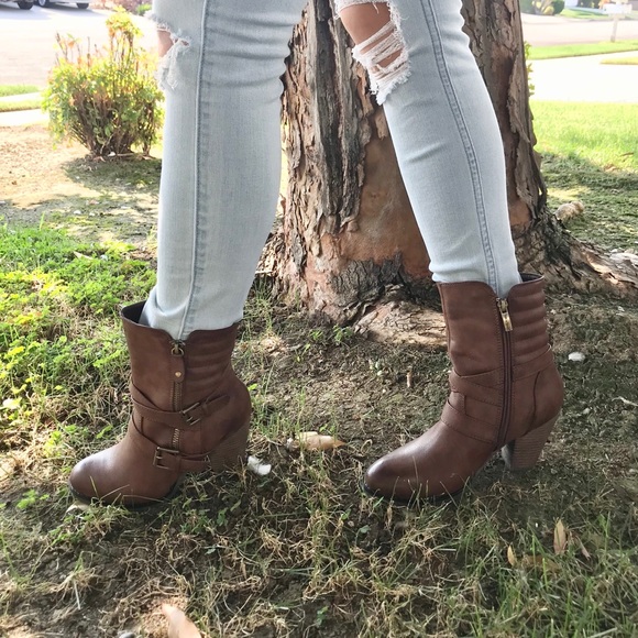 Brown distress vegan leather chunky heel boots✨ - Picture 5 of 9